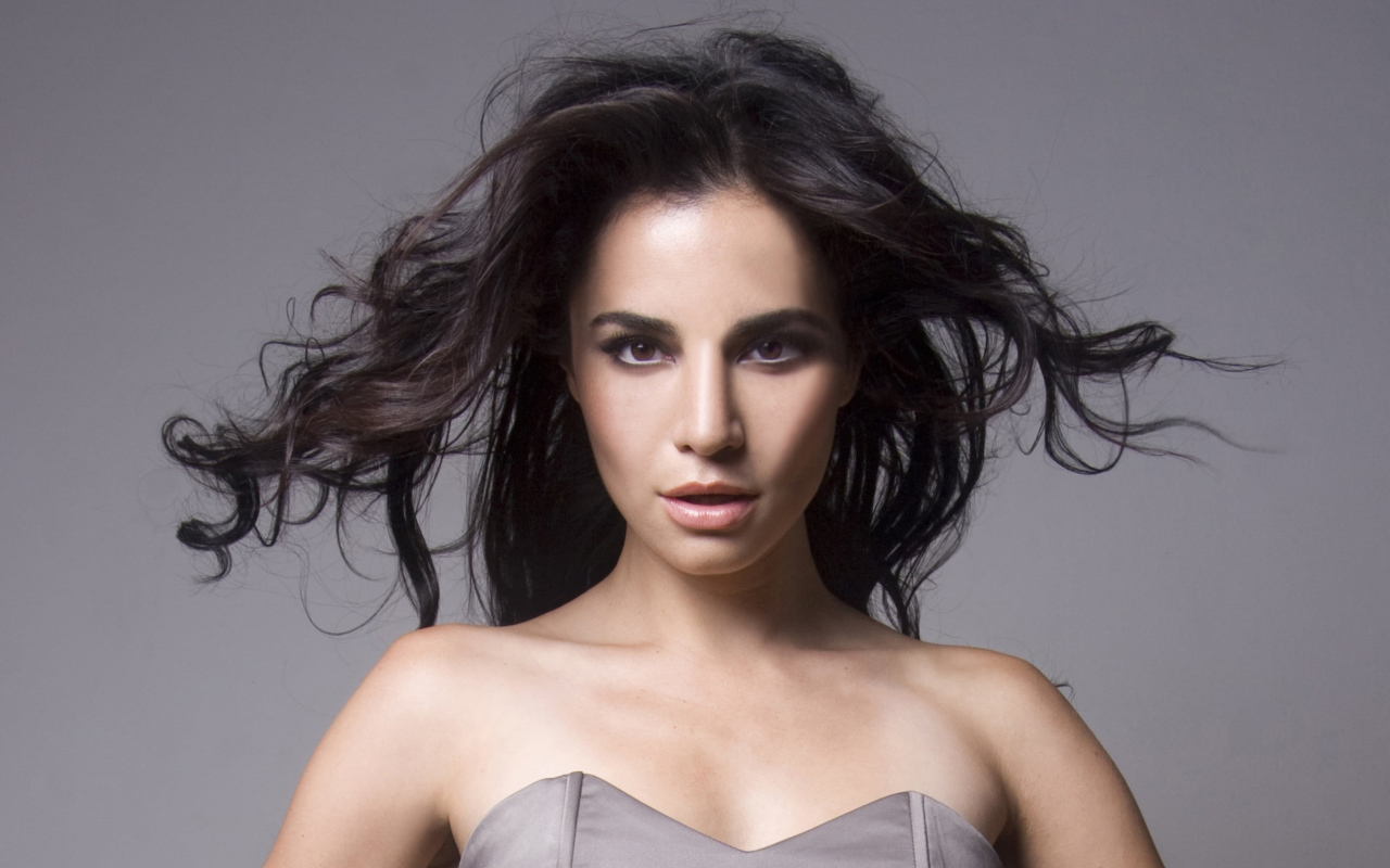 Мексиканская актриса Марта Игареда на сером фоне