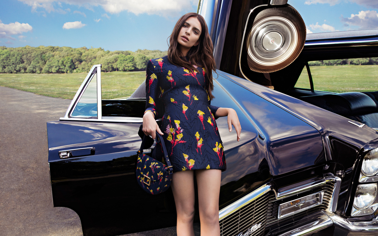 Модель, актриса Эмили Ратаковски у черного автомобиля