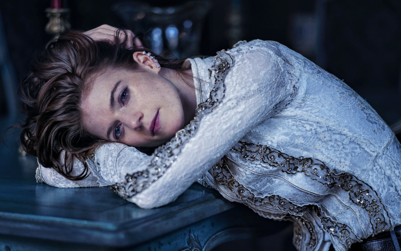 Грустная девушка, актриса Роуз Лесли