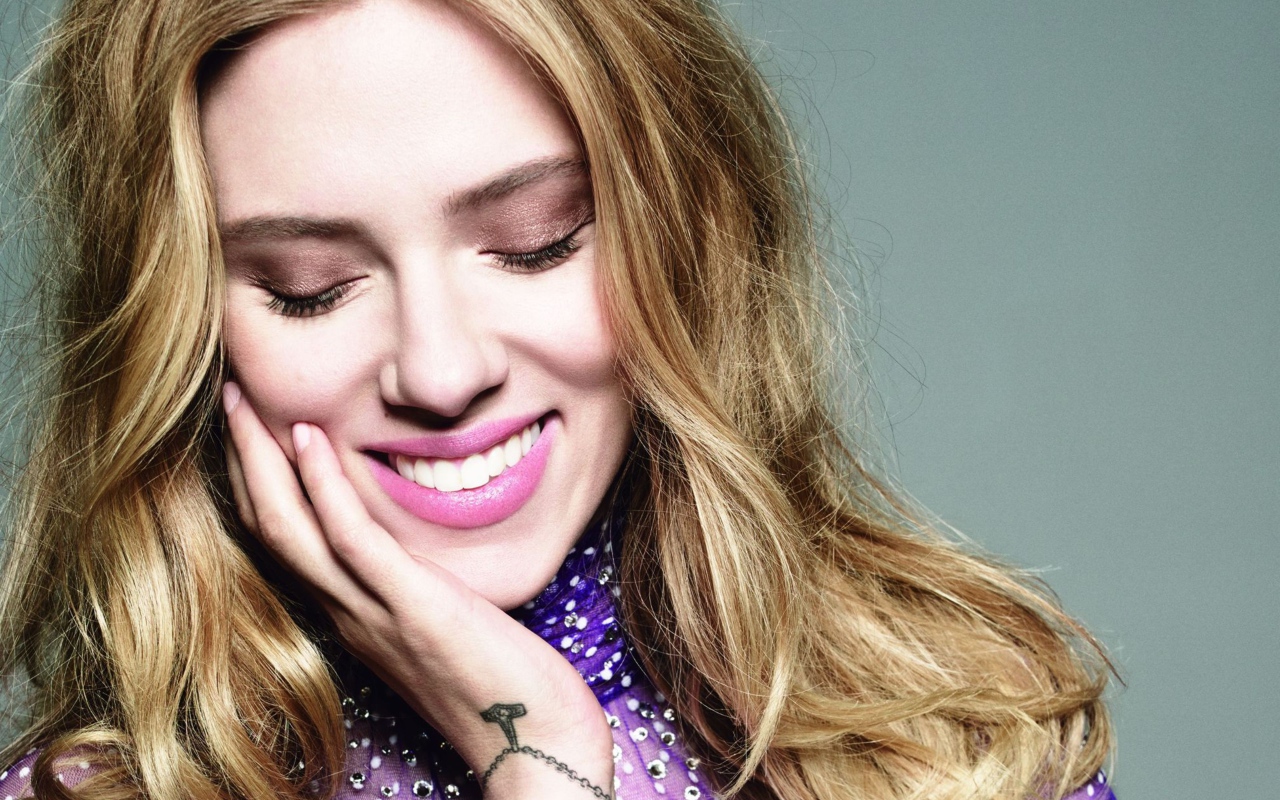 Улыбающаяся актриса Скарлетт Йоханссон