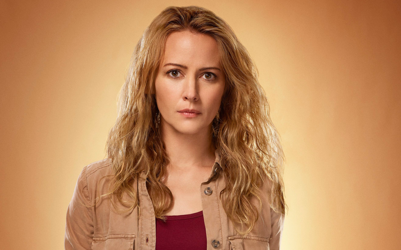 Серьезная американская актриса Эми Экер