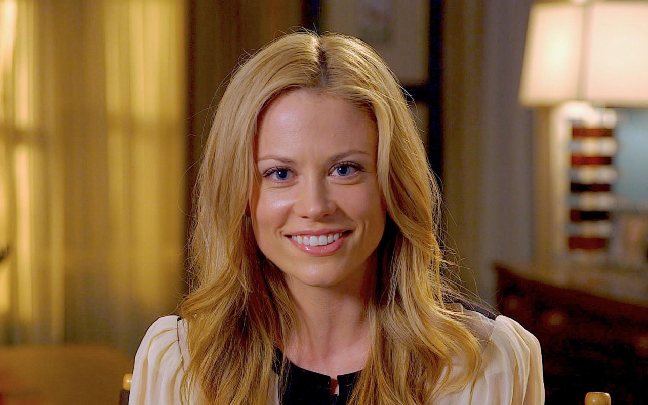 Улыбающаяся актриса Клэр Коффи