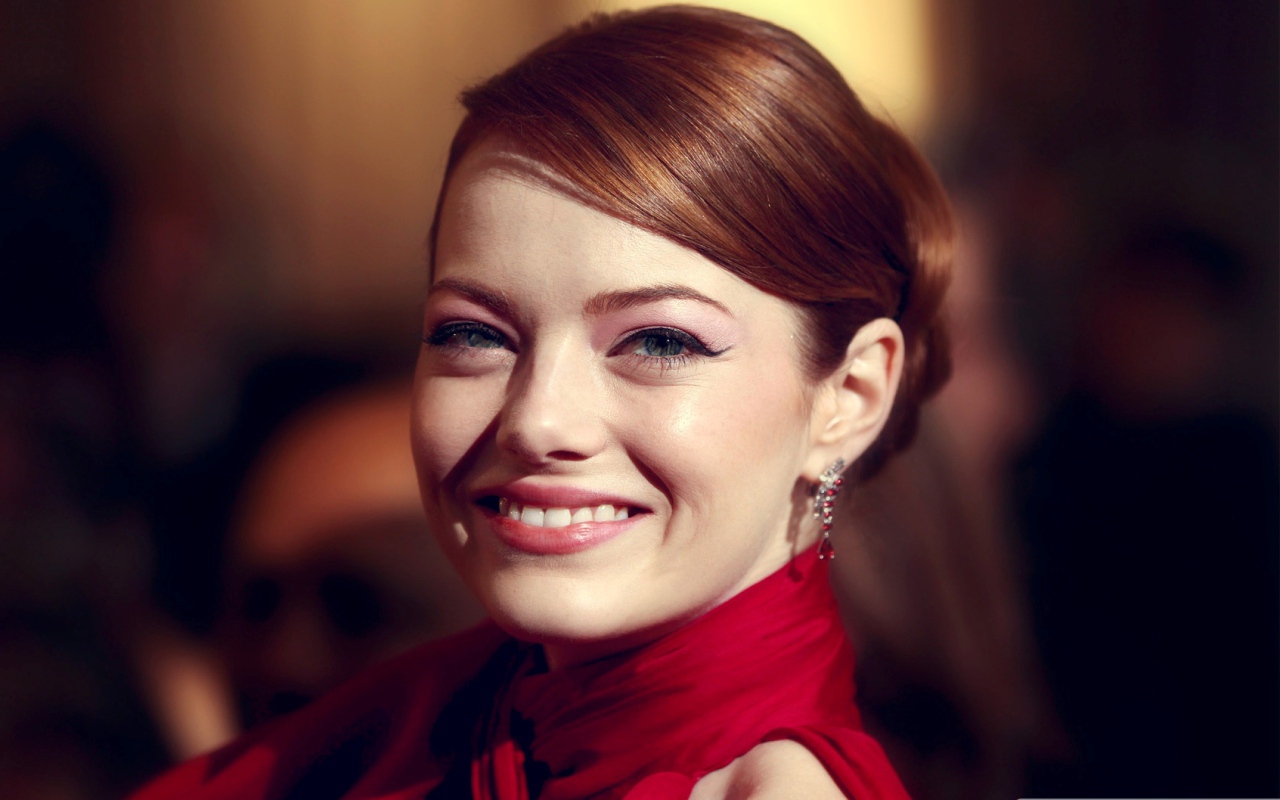 Улыбающаяся актриса Эмма Стоун