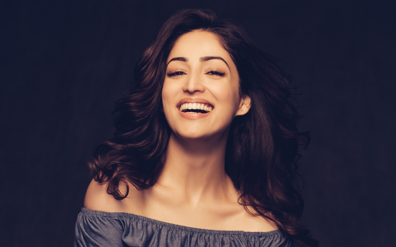 Улыбающаяся индийская актриса Ями Гаутам