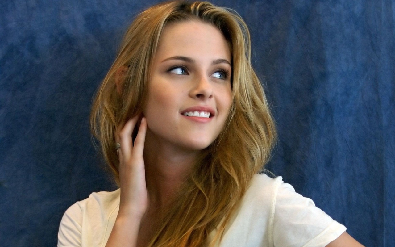 Улыбающаяся нежная девушка, актриса Кристен Стюарт