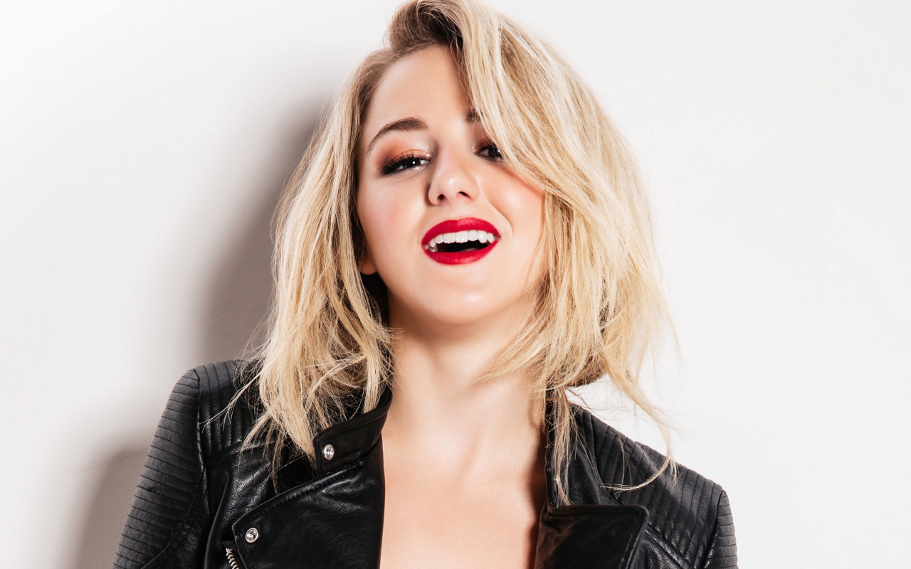 Улыбающаяся молодая девушка, актриса, танцор Хлоя Люказиак