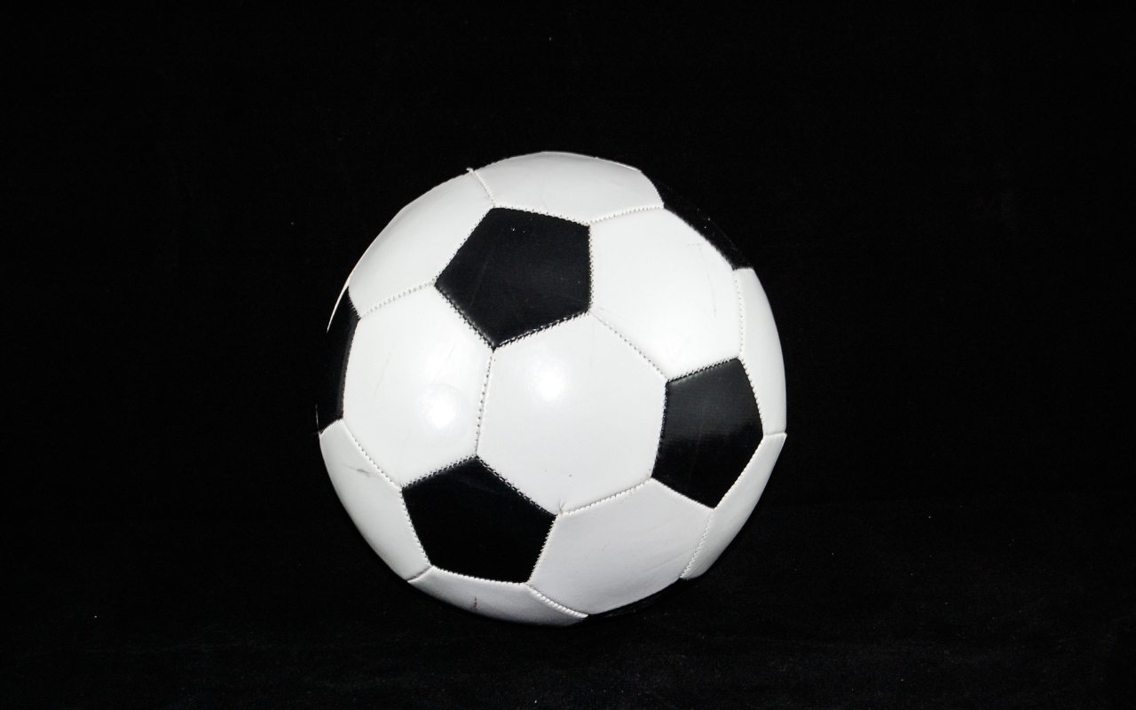 Футбольный мяч на черном фоне