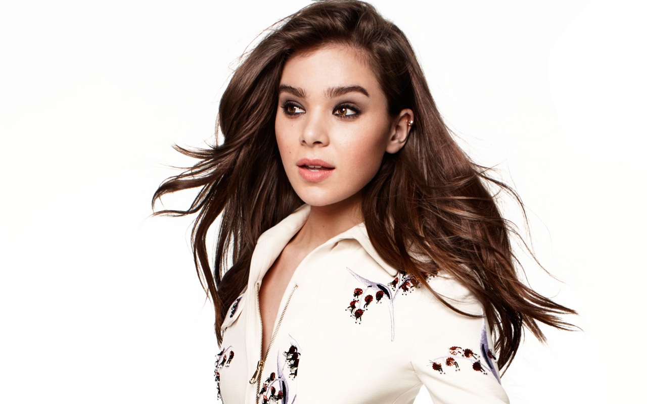 Стильная брюнетка, актриса Хейли Стейнфилд фото на белом фоне