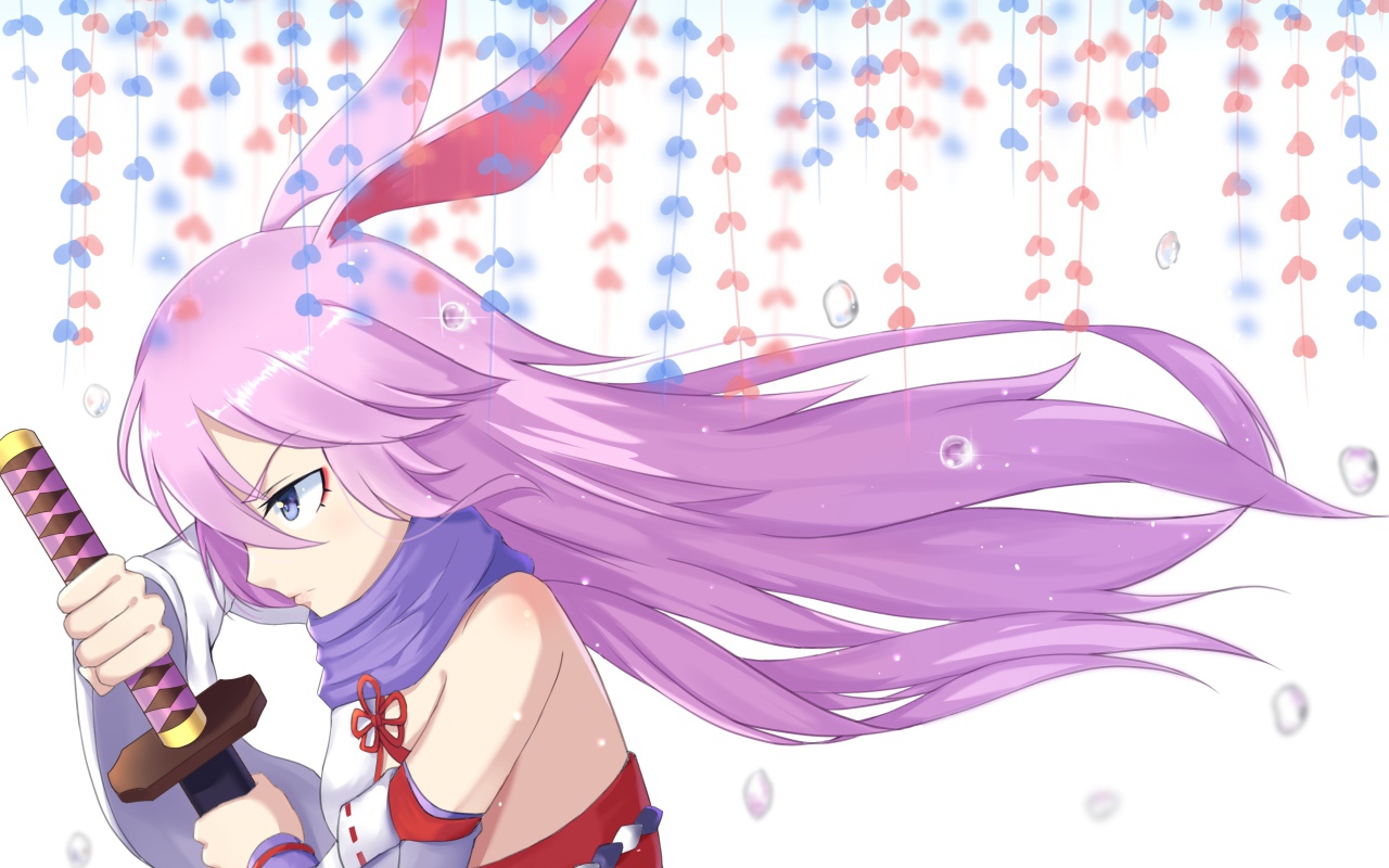 Девушка аниме с сиреневыми волосами и мечом в руках