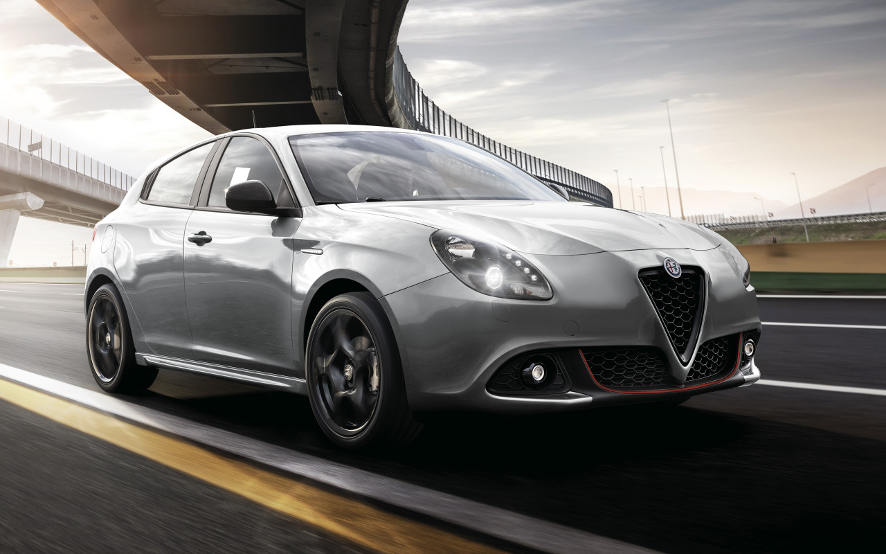 Серебристый автомобиль Alfa Romeo Giulietta Sport 2019 года под мостом