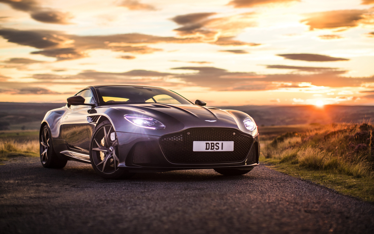 Автомобиль Aston Martin DBS Superleggera 2019 на закате