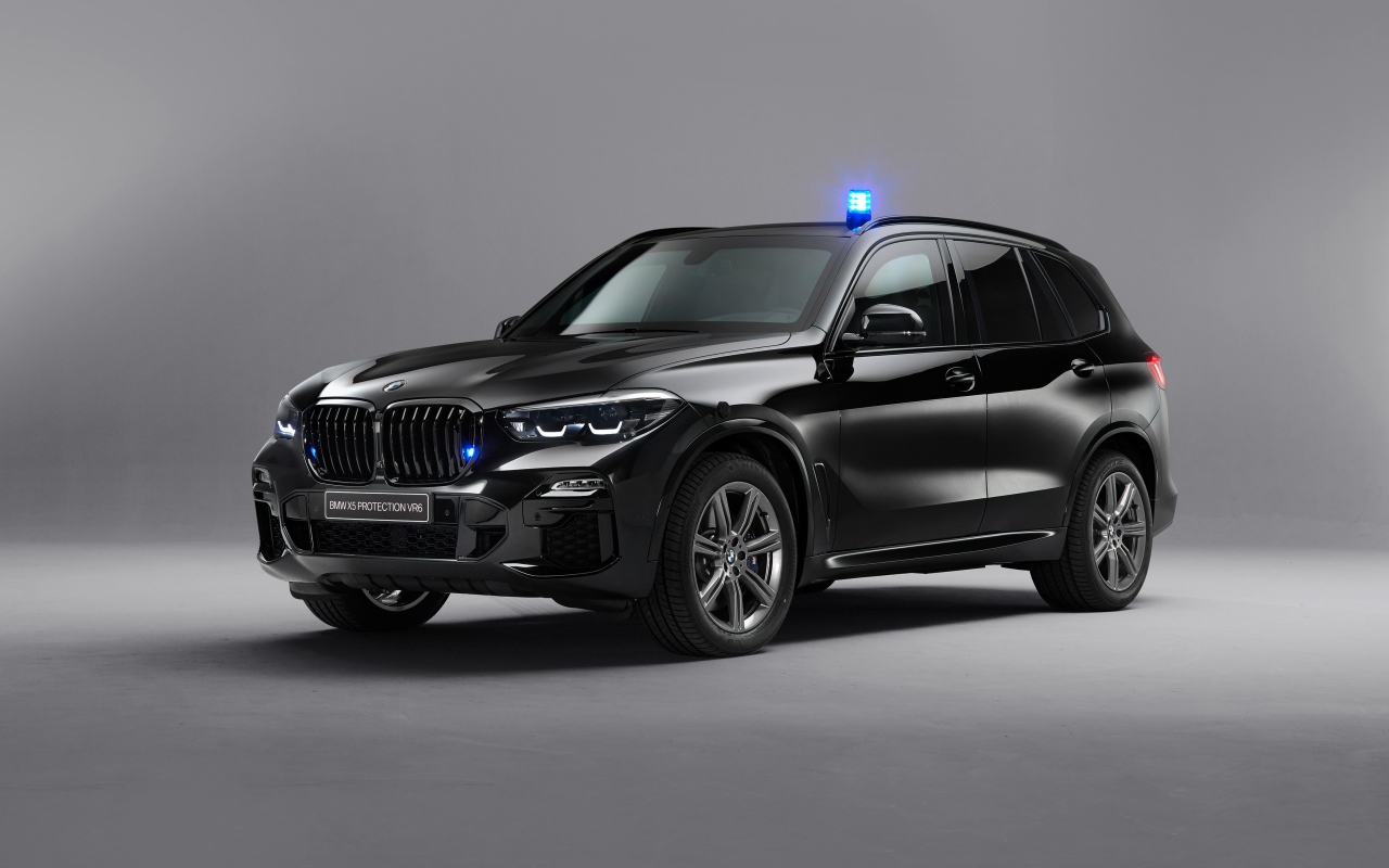 Черный автомобиль BMW X5 Protection VR6 2019 года на сером фоне