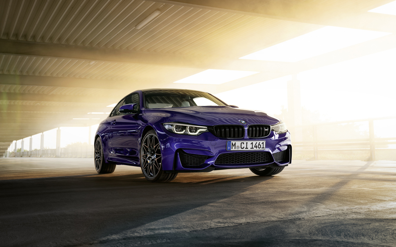 Синий автомобиль BMW M4, 2019 года под мостом
