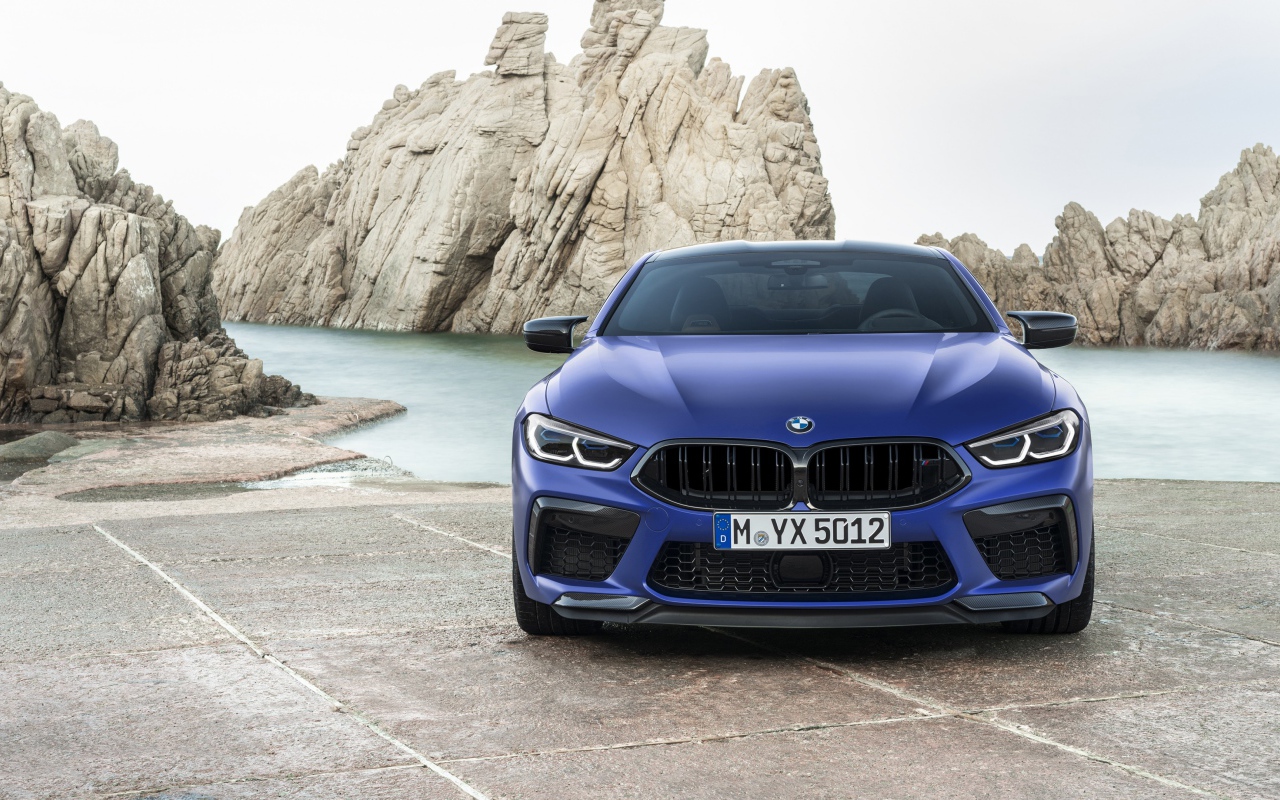 Синий BMW M8 Competition Coupe, 2019 года у воды