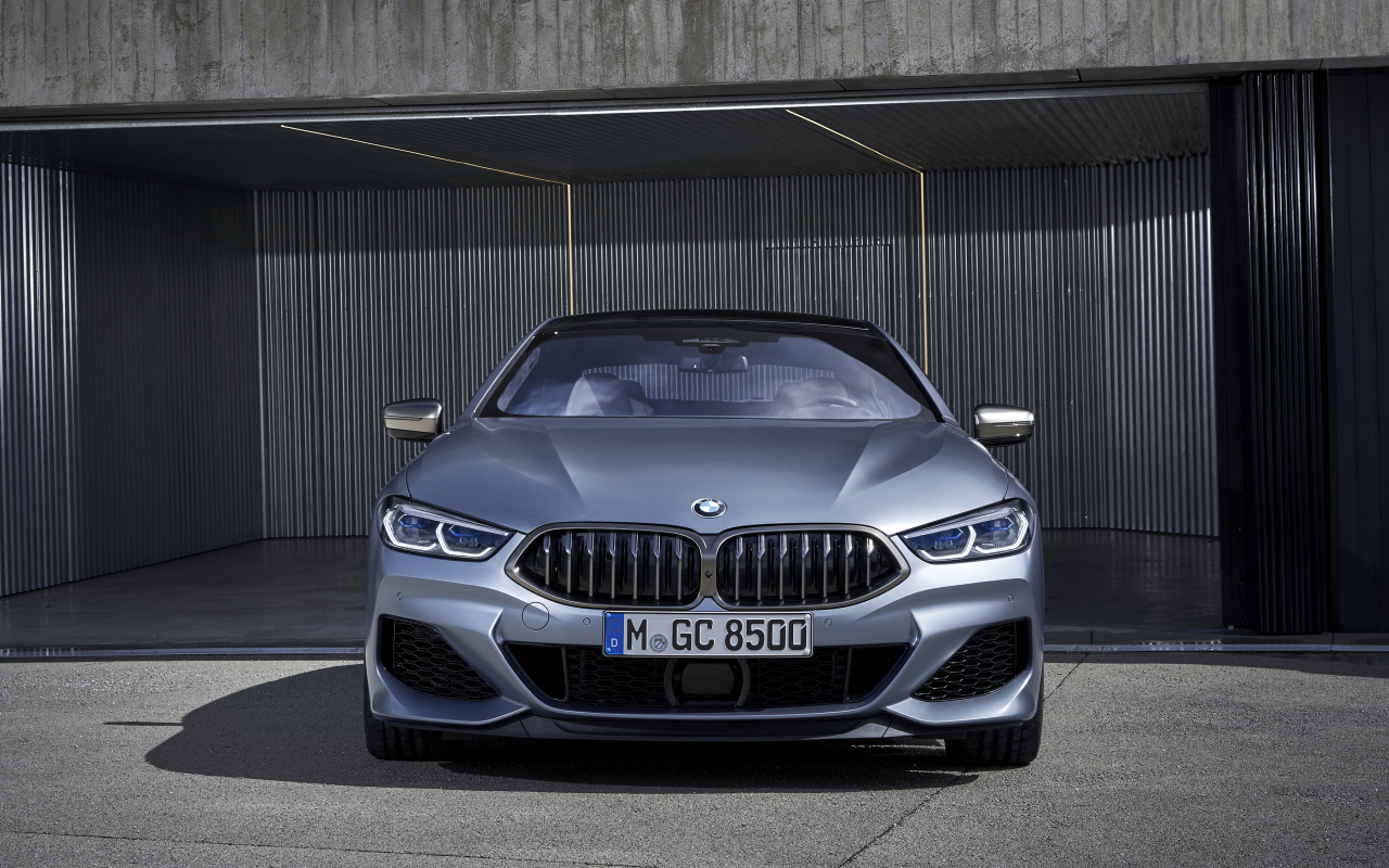 Серебристый автомобиль BMW M850i XDrive, 2019 года в гараже