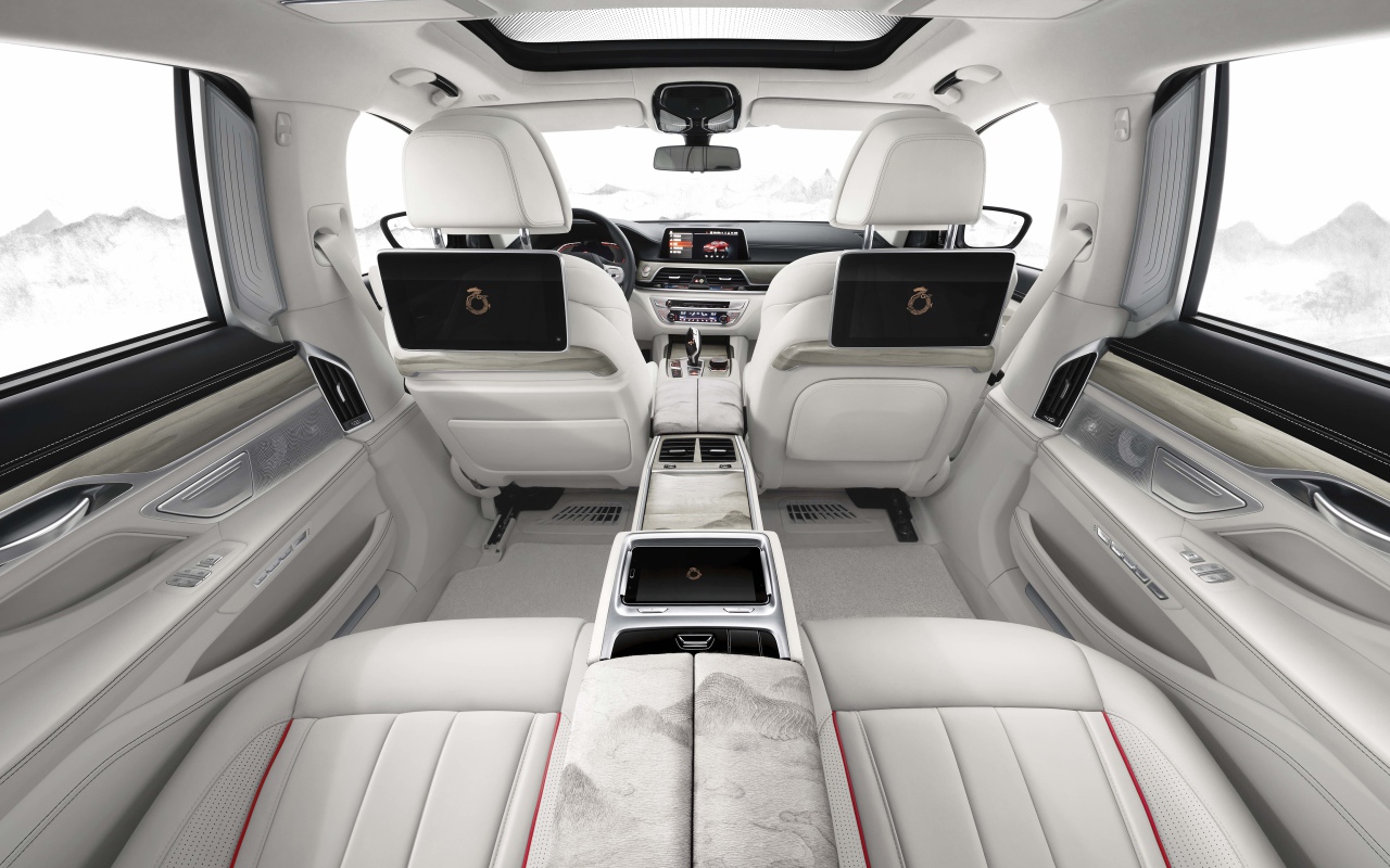 Просторный салон автомобиля BMW 7,  2019 года