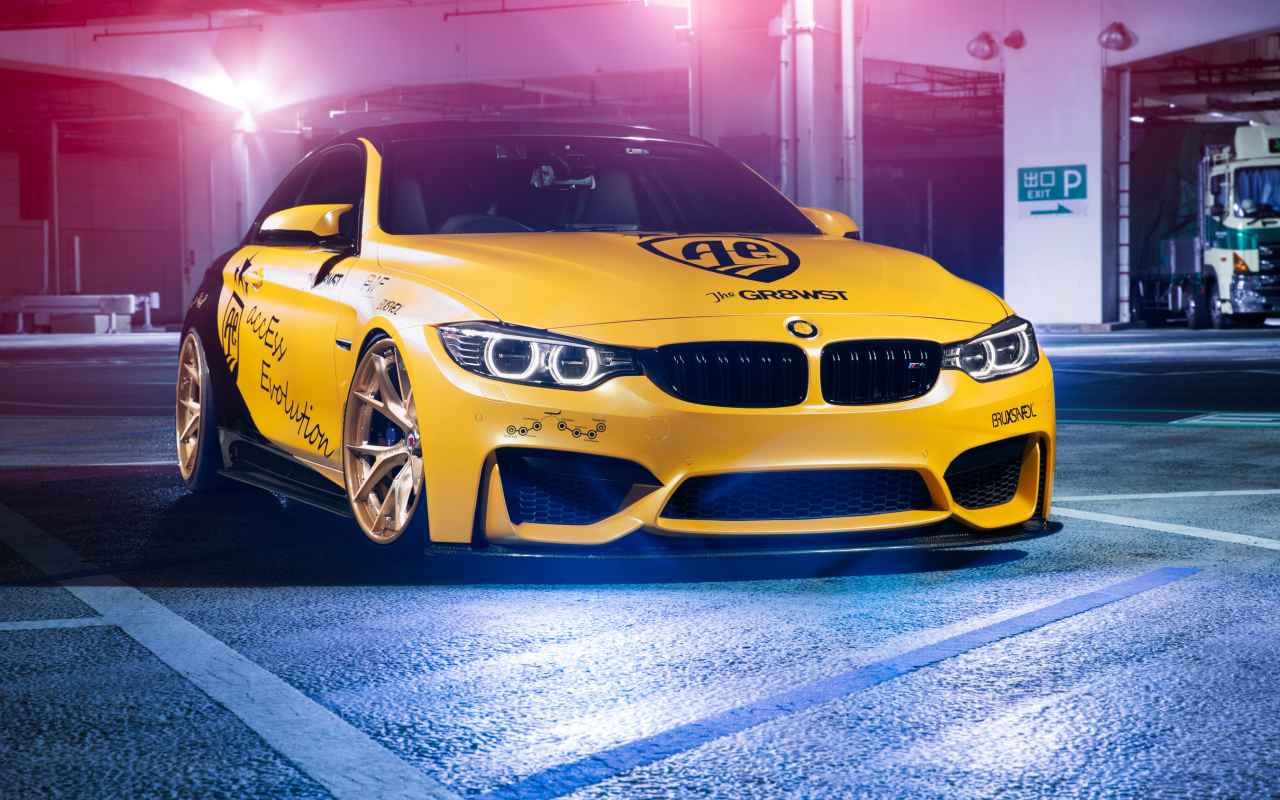 Желтый автомобиль BMW M4 в гараже 