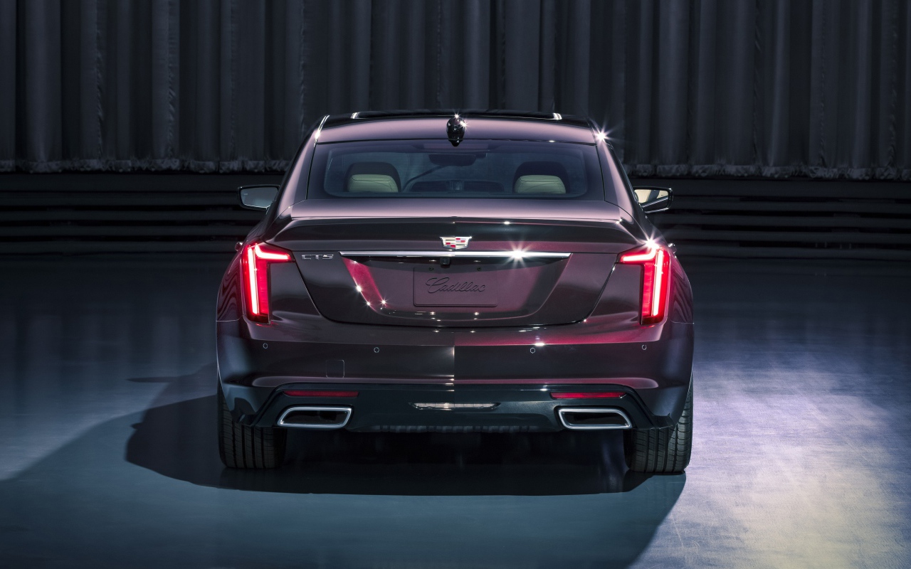 Автомобиль Cadillac CT5, 2020 года вид сзади 