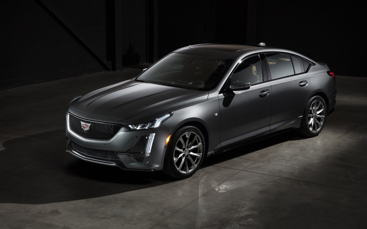 Серебристый автомобиль  Cadillac CT5 Sport, 2020 года 