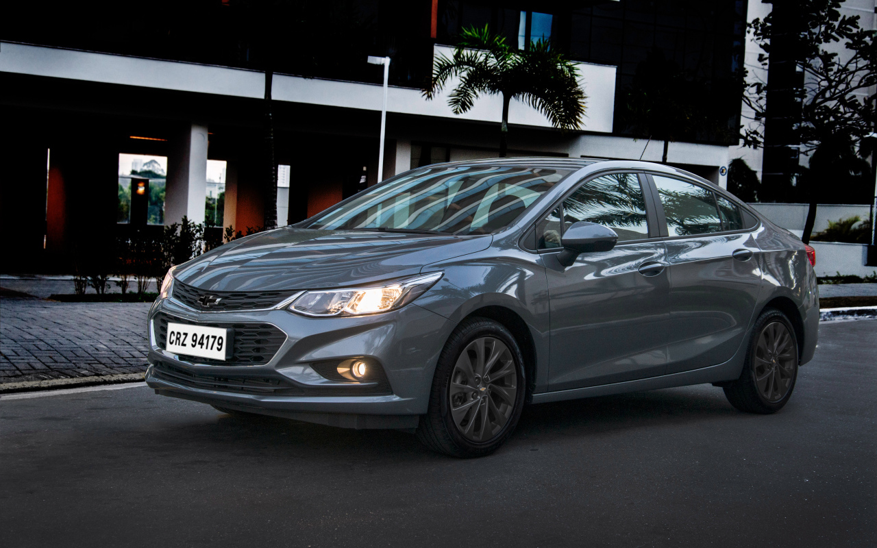 Серый автомобиль Chevrolet Cruze LT, 2018 года