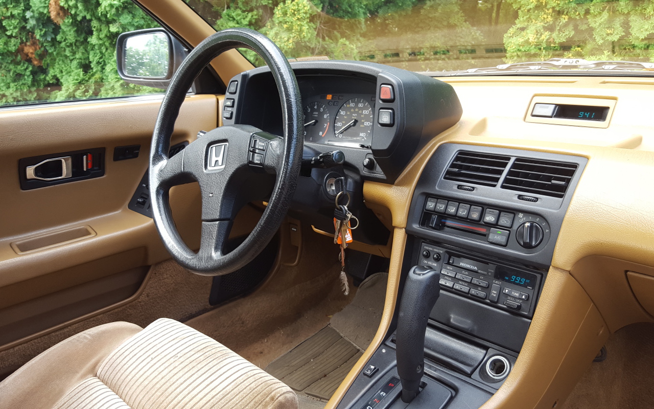 Коричневый салон автомобиля Honda Prelude 