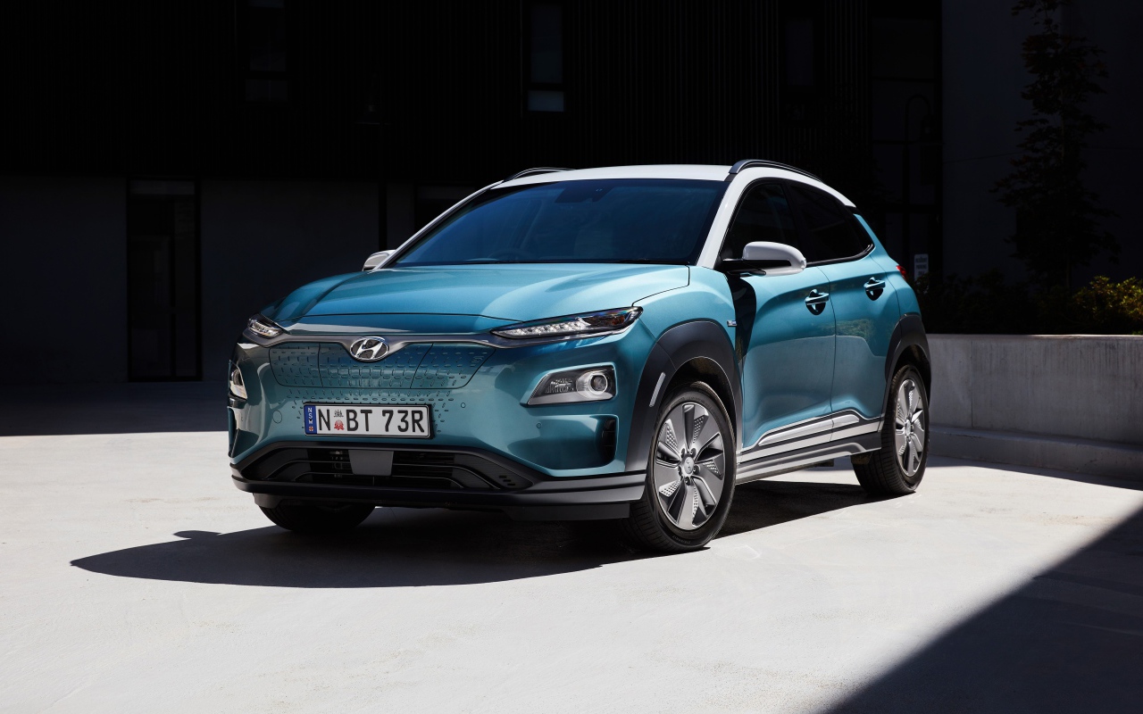 Синий электромобиль Hyundai Kona 2019 года