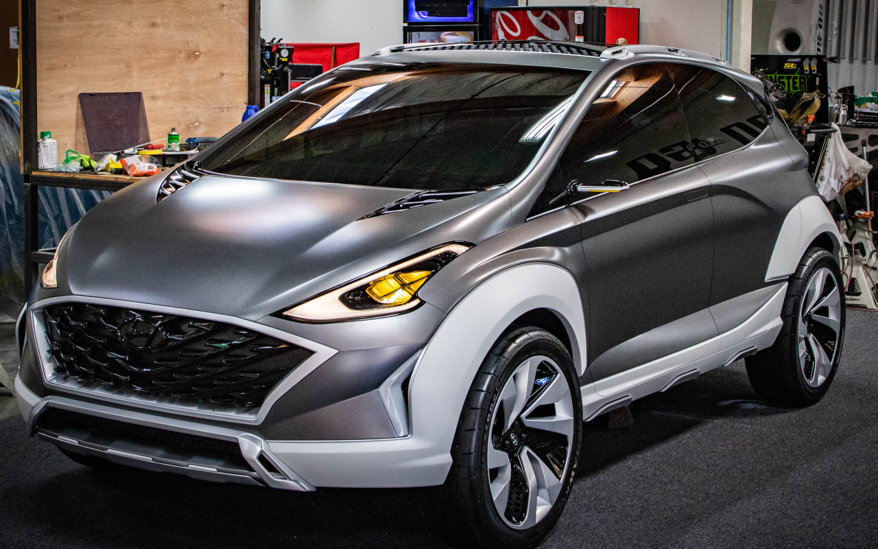 Серебристый мини автомобиль Hyundai SAGA EV
