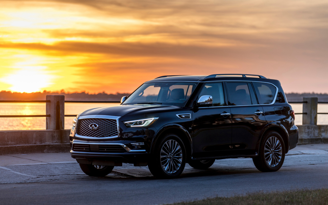 Черный внедорожник Infiniti QX80  на фоне заката 