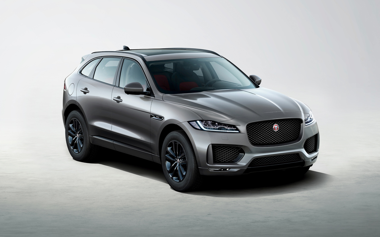 Серебристый автомобиль Jaguar F-Pace Chequered Flag 2019 года