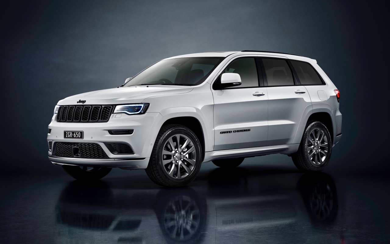 Серый внедорожник Jeep Grand Cherokee S Overland 2019 года на сером фоне
