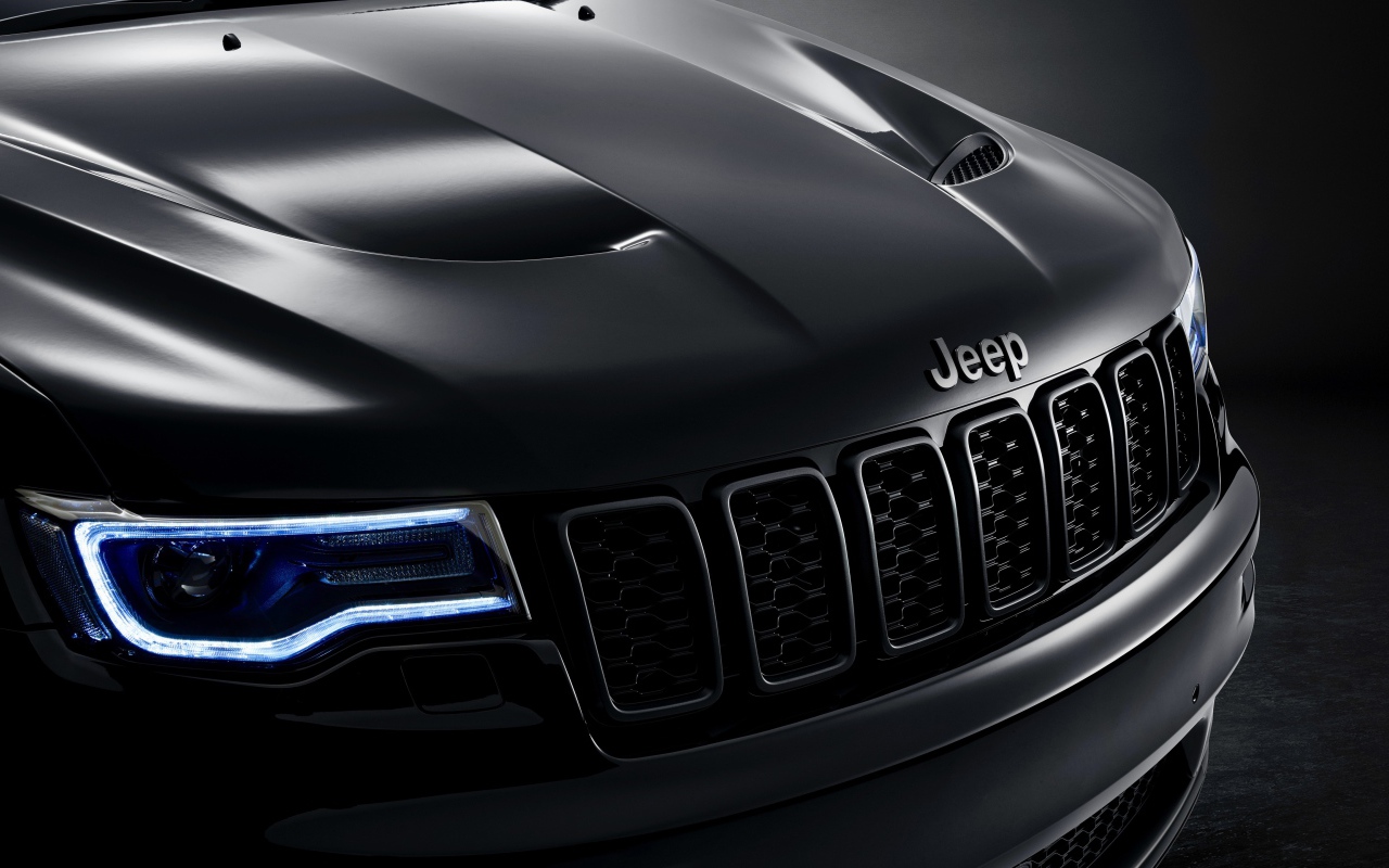 Фары и фирменный знак автомобиля Jeep Grand Cherokee S Limited 2019 года