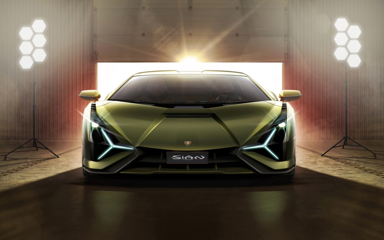 Автомобиль Lamborghini Sian 2019 года в свете софитов