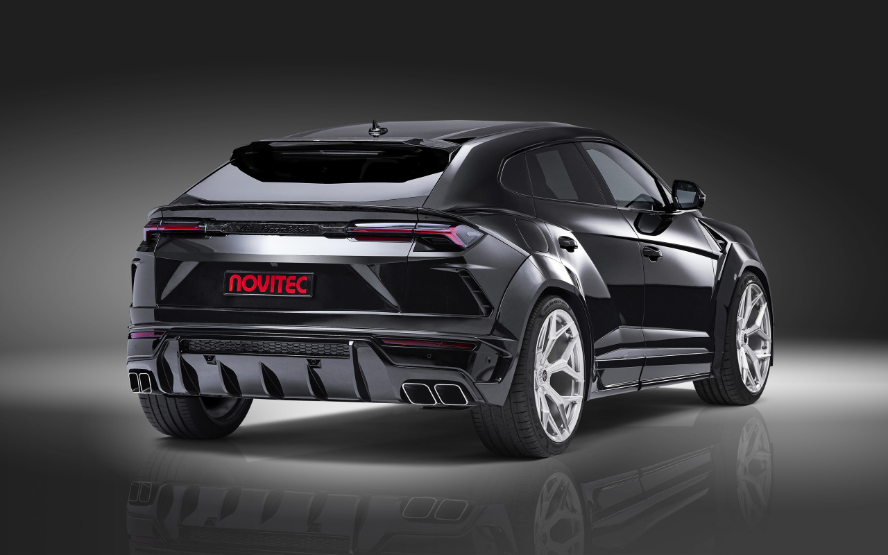 Черный Novitec Lamborghini Urus Esteso 2019 года вид сзади на сером фоне