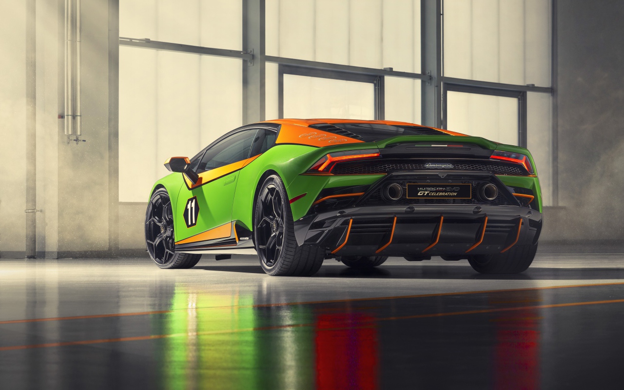 Спортивный автомобиль Lamborghini Huracan EVO GT, 2020 года вид сзади