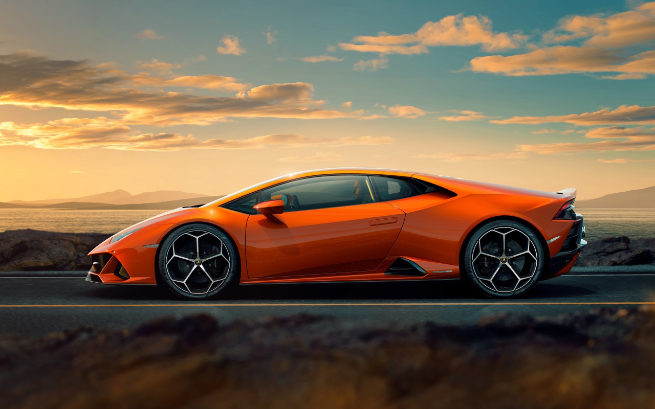 Оранжевый автомобиль Lamborghini Huracan EVO 2019 вид сбоку