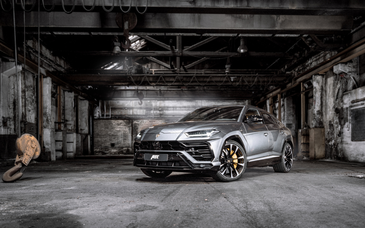 Внедорожник Lamborghini Urus,  2019 года в гараже