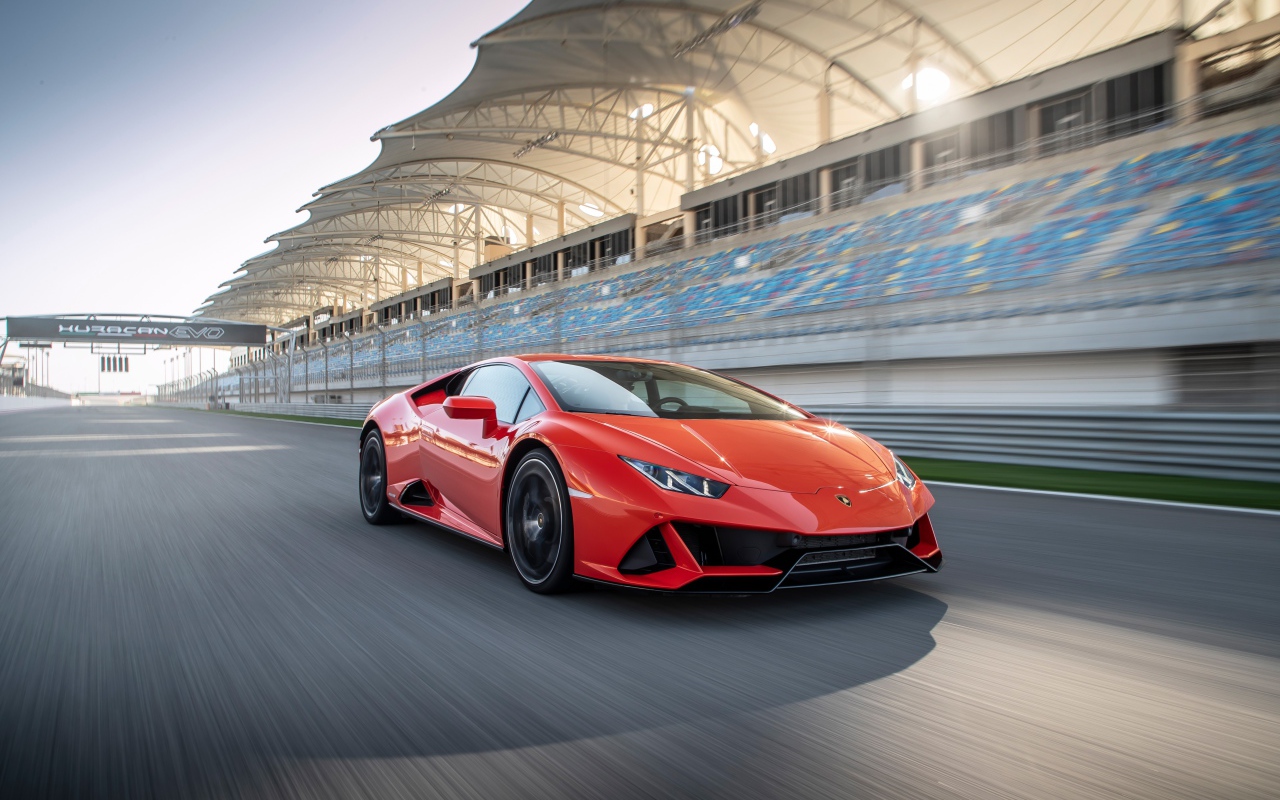 Спортивный красный автомобиль Lamborghini Huracan Evo на гоночной трассе