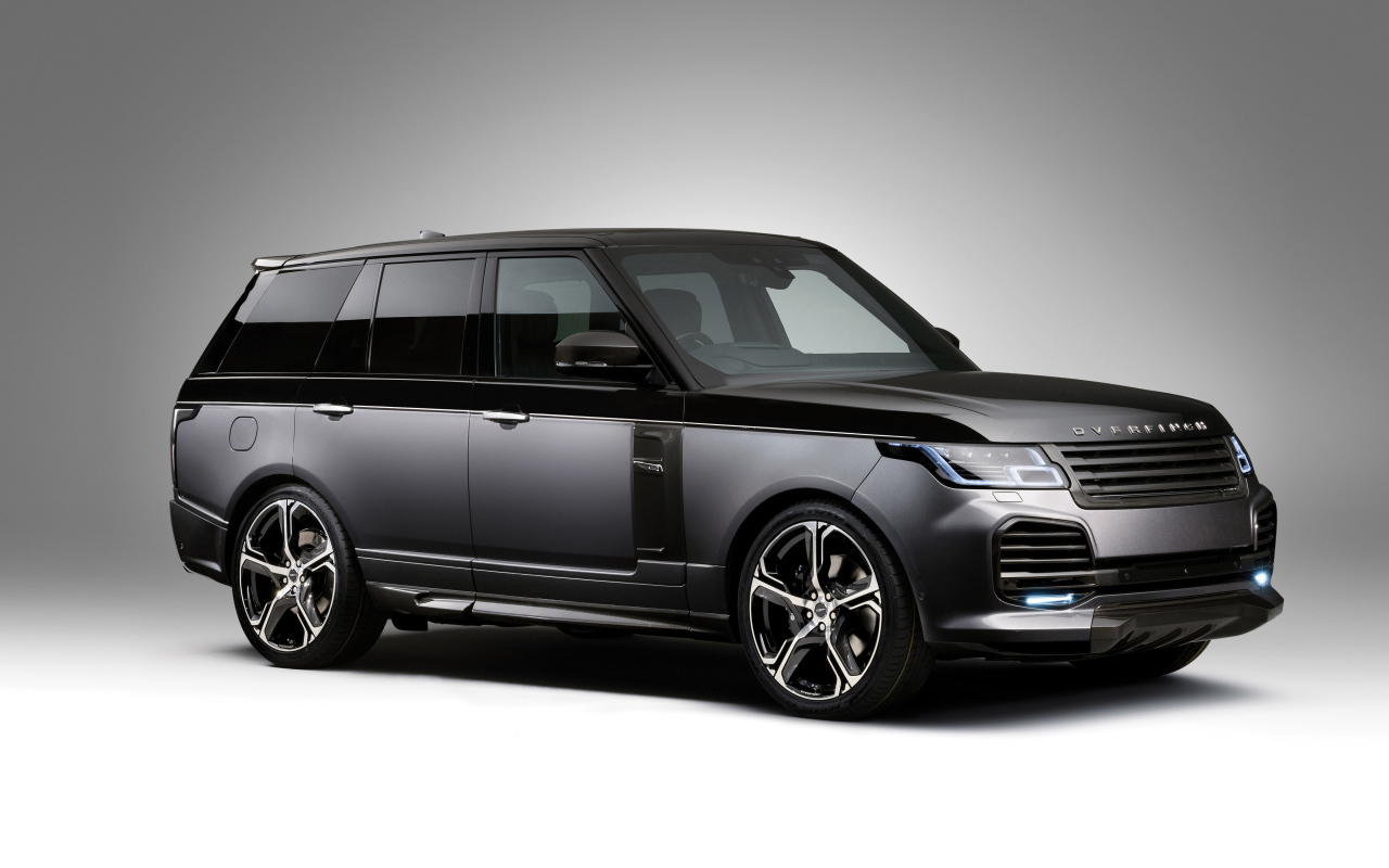 Серебристый внедорожник Range Rover 2018 года на сером фоне