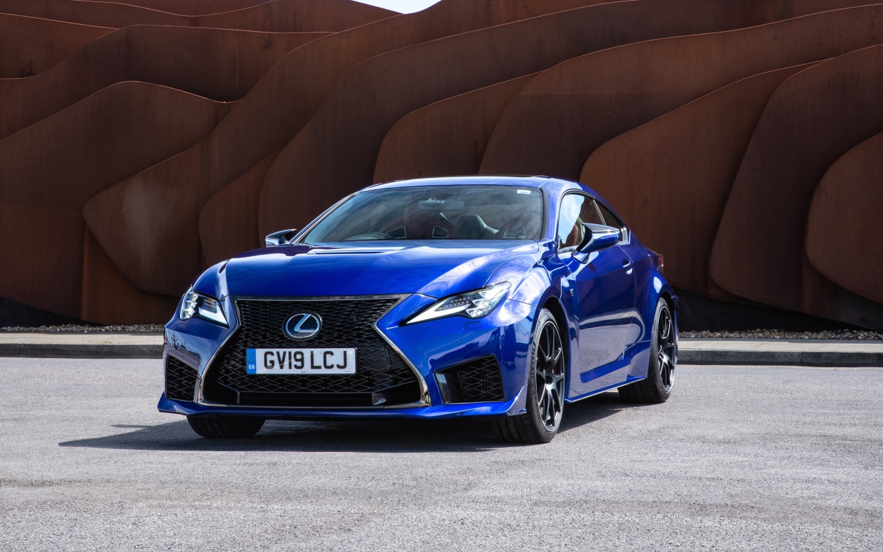 Синий стильный автомобиль Lexus RC F UK-Spec '2019 года