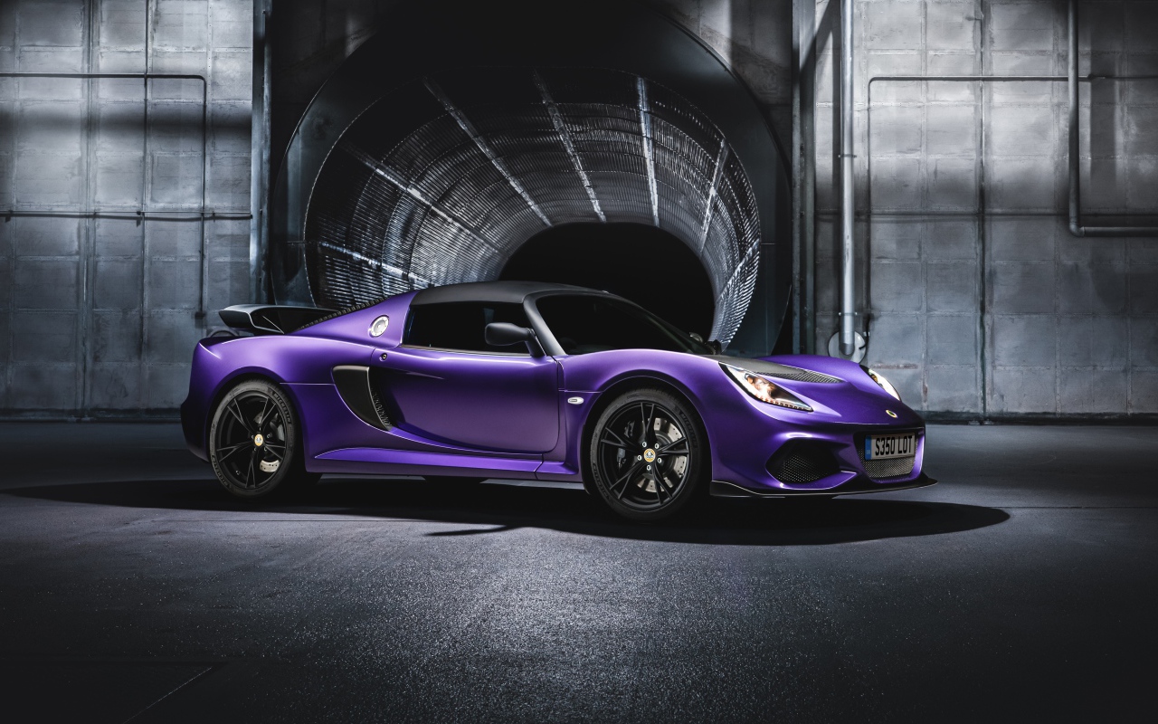 Сиреневый автомобиль Lotus Exige Sport 350 года у тоннеля 
