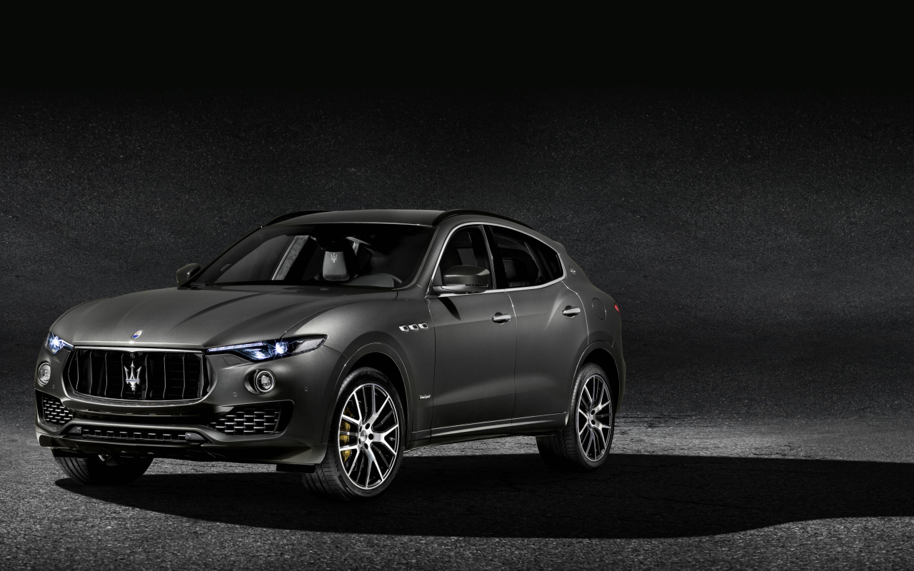 Автомобиль Maserati Levante на сером фоне