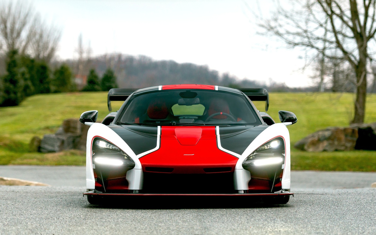 Спортивный автомобиль McLaren MSO Senna вид спереди 