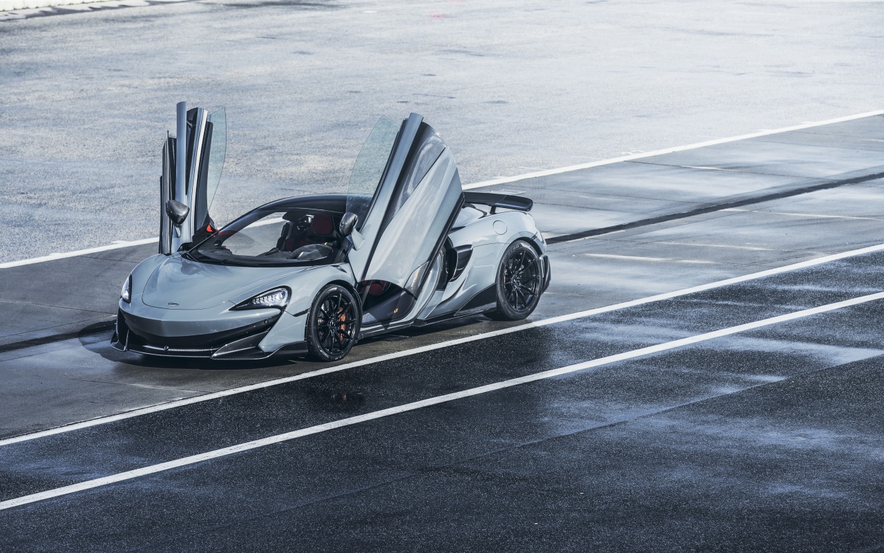 Серебристый автомобиль McLaren 600LT, 2019 года с открытыми дверями
