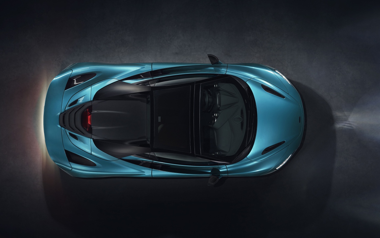 Спортивный голубой автомобиль McLaren 720S Spider, 2019 года вид сверху