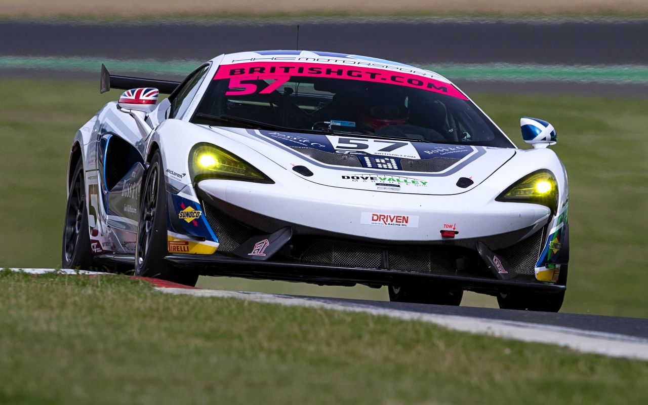 Спортивный автомобиль McLaren 720S GT3 на гоночной трассе