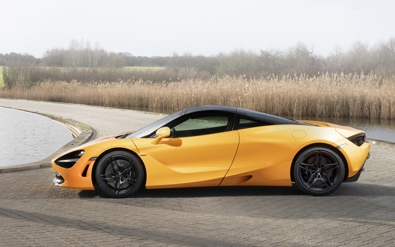 Желтый спортивный автомобиль McLaren MSO 720S Spa, 2019 года у воды