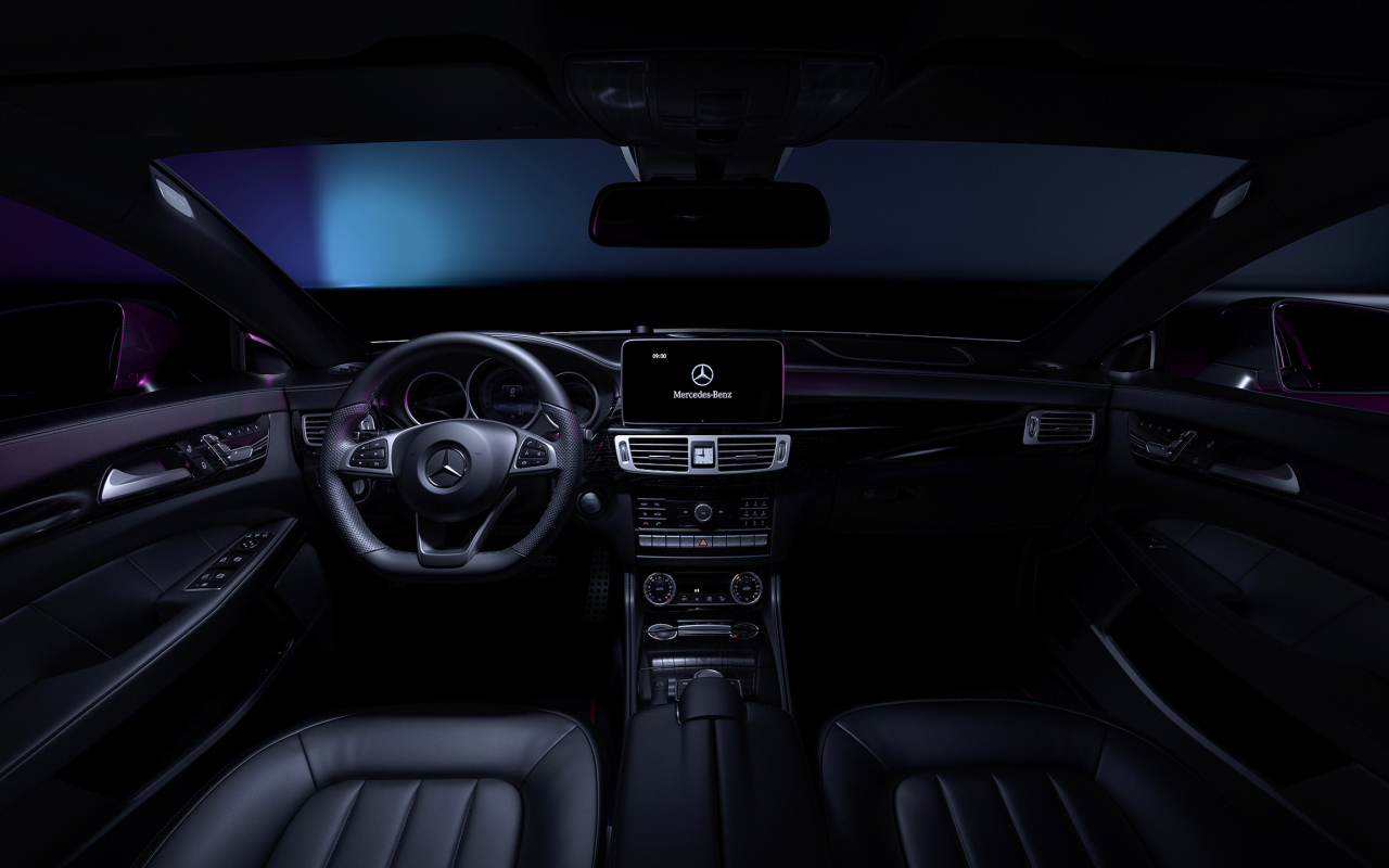 Черный кожаный салон автомобиля Mercedes-Benz CLS 