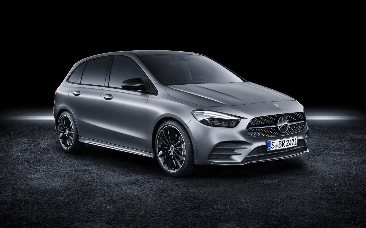 Серебристый автомобиль Mercedes-Benz B-Klasse AMG Line 2019 года 