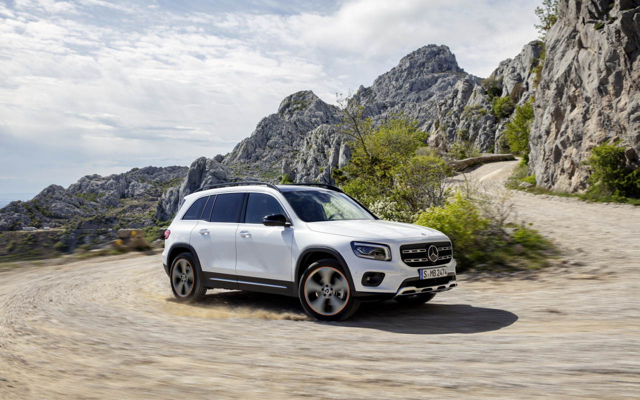 Белый внедорожник Mercedes-Benz GLB-Class в горах