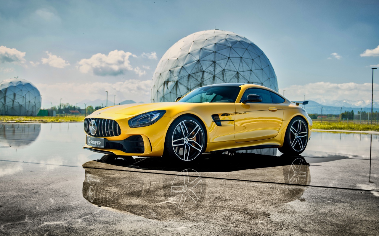 Желтый автомобиль Mercedes-AMG GT R, 2019 года на фоне шара